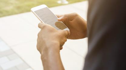 Person mit Handy
