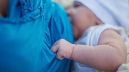 Baby beim Stillen